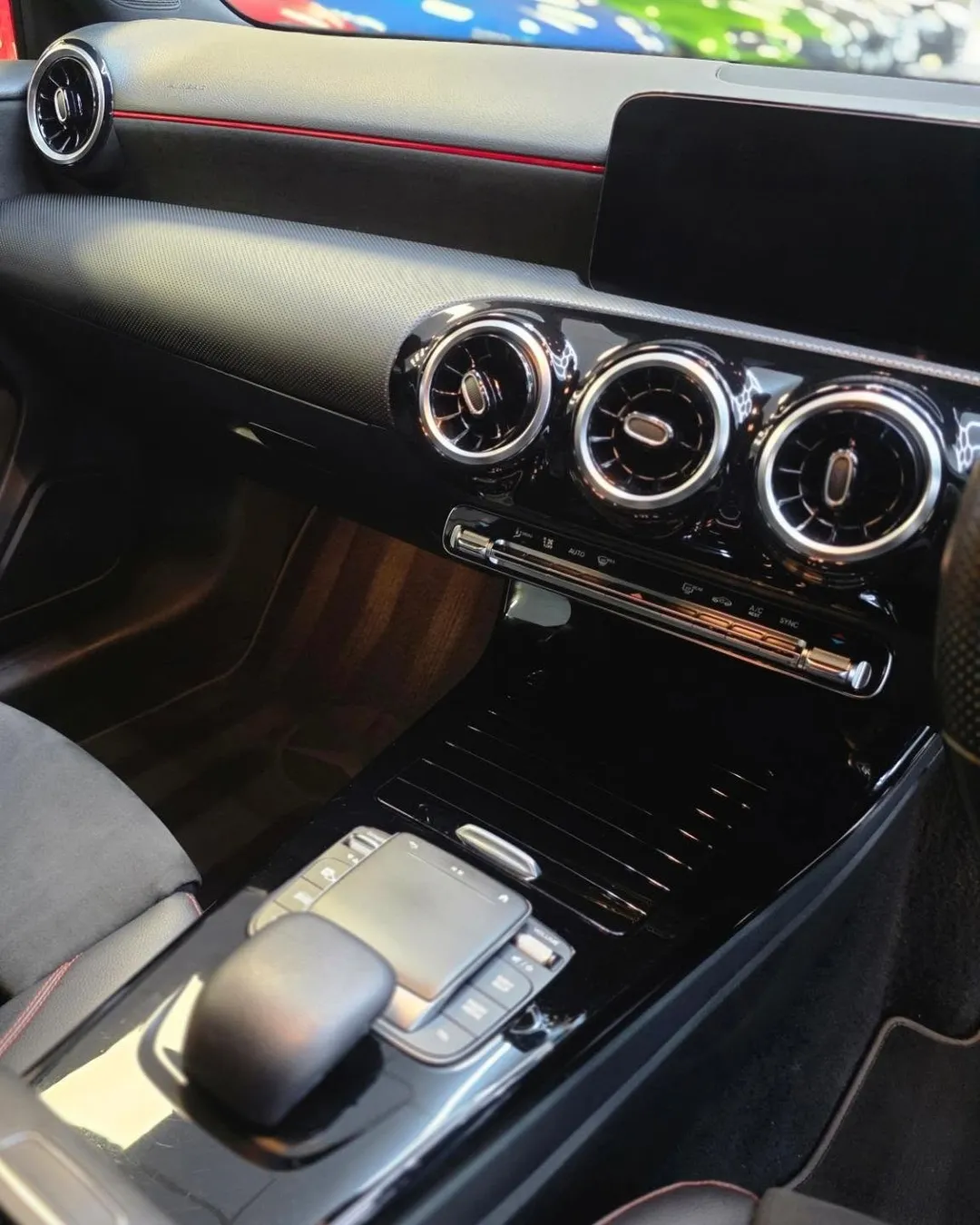 Gloss-black centre console, round air vents and dashboard after a VDS clean